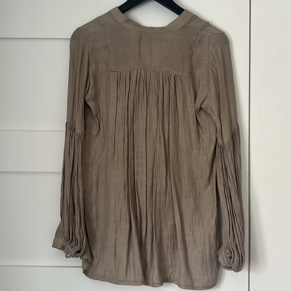 Beautiful sand color blouse - Picture 4 of 4